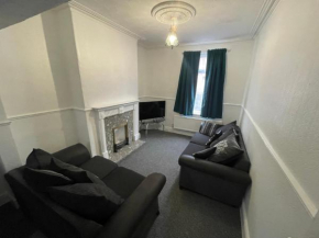 Cosy 2 Bed Home, Ideal Location
